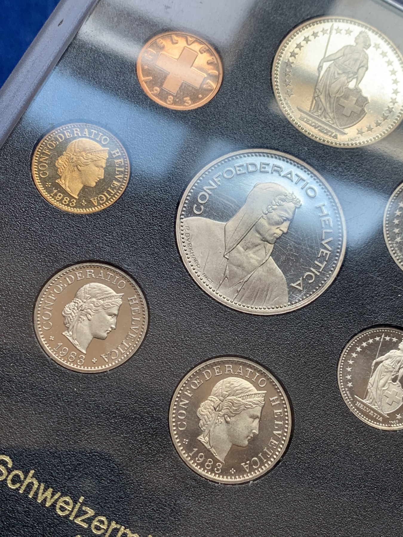 《竞宝斋》第207场-周日，周一 2场 (全场包邮) 瑞士1983年8枚套精制套币 黑色