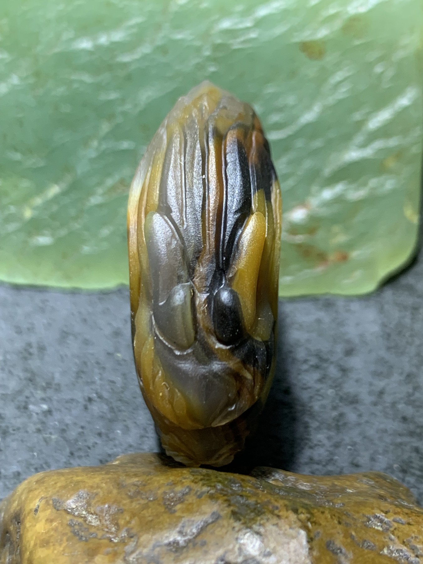 精美亚光高玉化巴西玛瑙手工俏色巧雕随形龙扣吊坠一个！