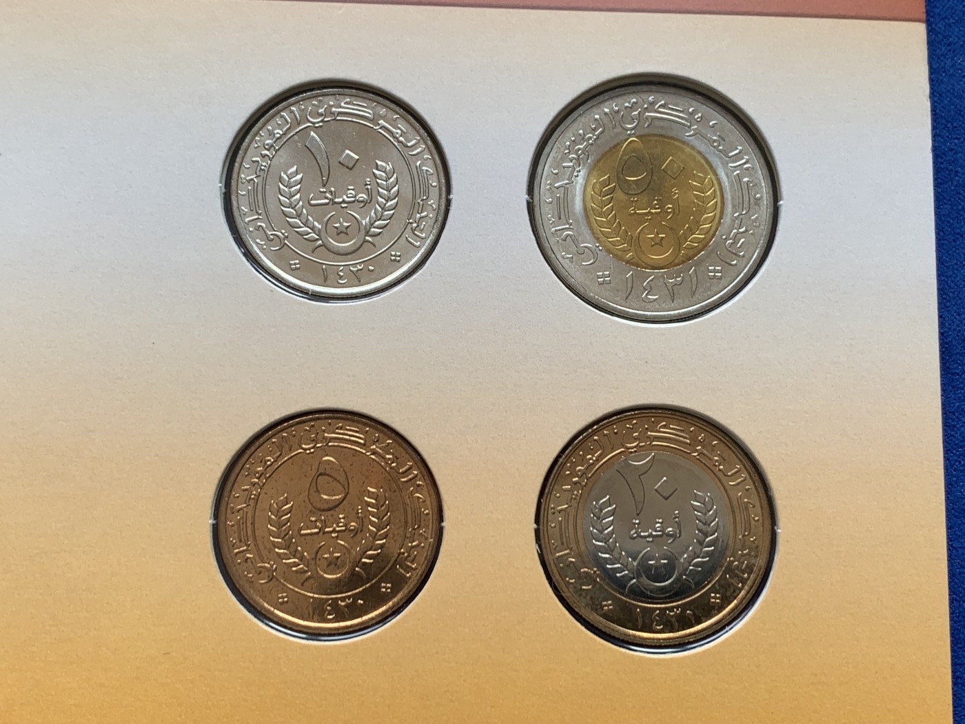 《竞宝斋》第207场-周日，周一 2场 (全场包邮) 毛里塔尼亚2009-10四枚密封套币，含两枚双色币，unc-bu强光好品！