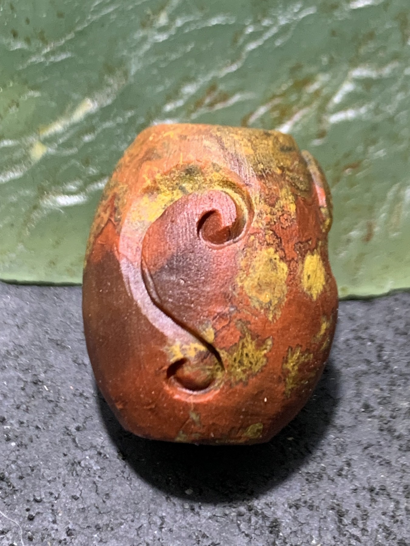 精美亚光草花纹战国红玛瑙手工雕刻怒目表情如意桶珠一个！