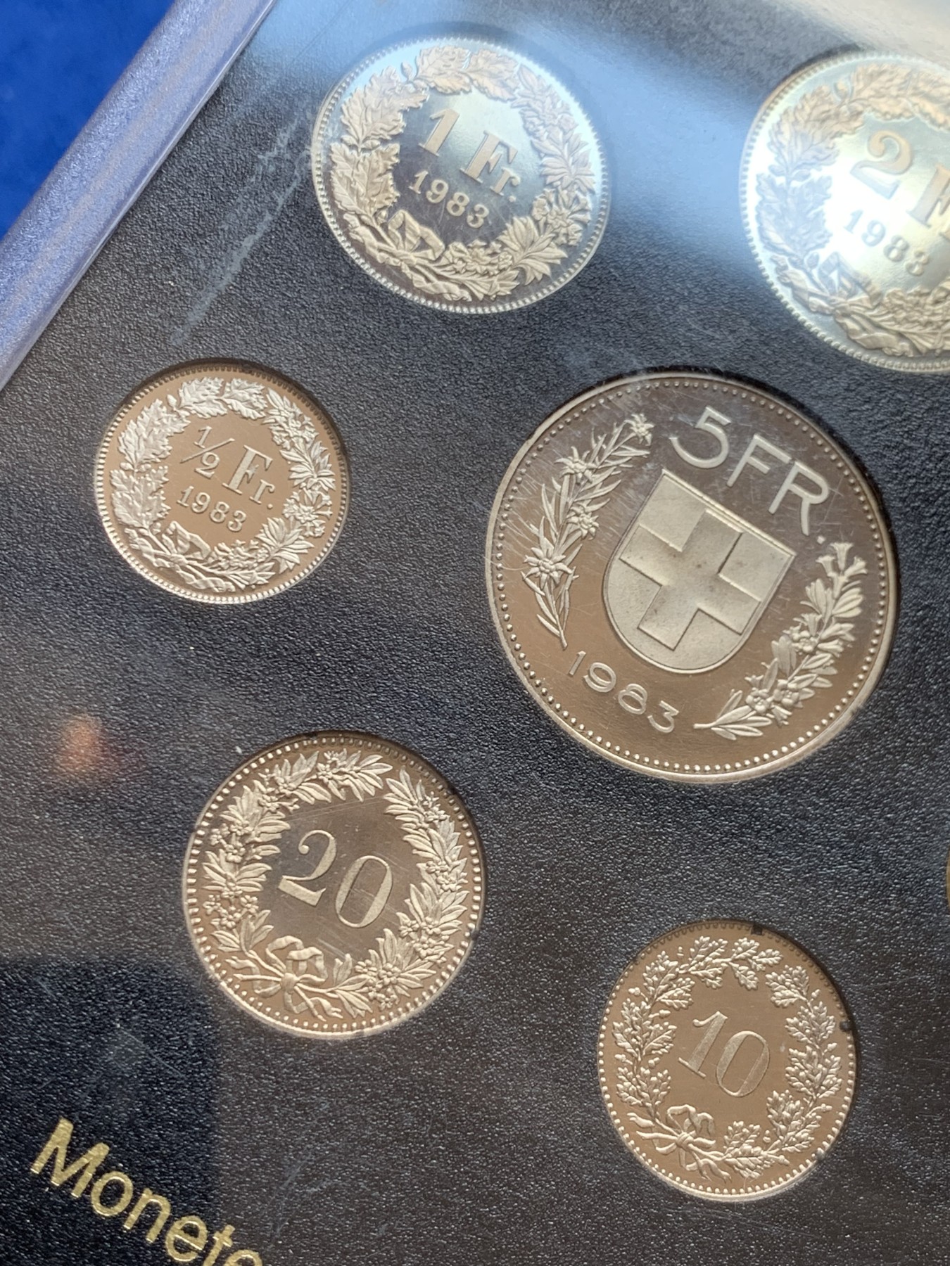 《竞宝斋》第207场-周日，周一 2场 (全场包邮) 瑞士1983年8枚套精制套币 黑色