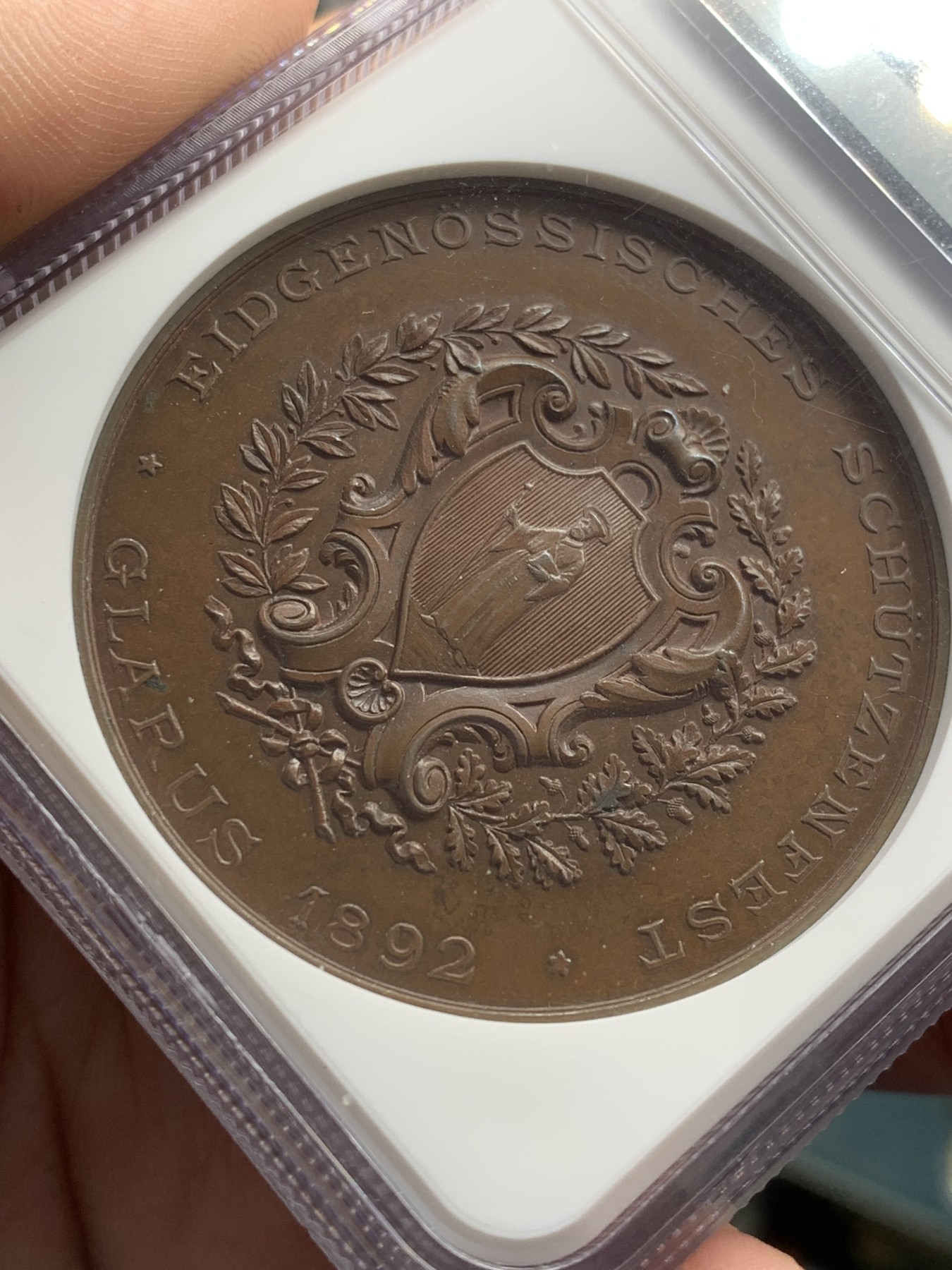 《竞宝斋》第207场-周日，周一 2场 (全场包邮) NGC MS64BN 1892年瑞士格拉鲁斯射击节高浮雕铜章 原味巧克力包浆 顶级品相状态