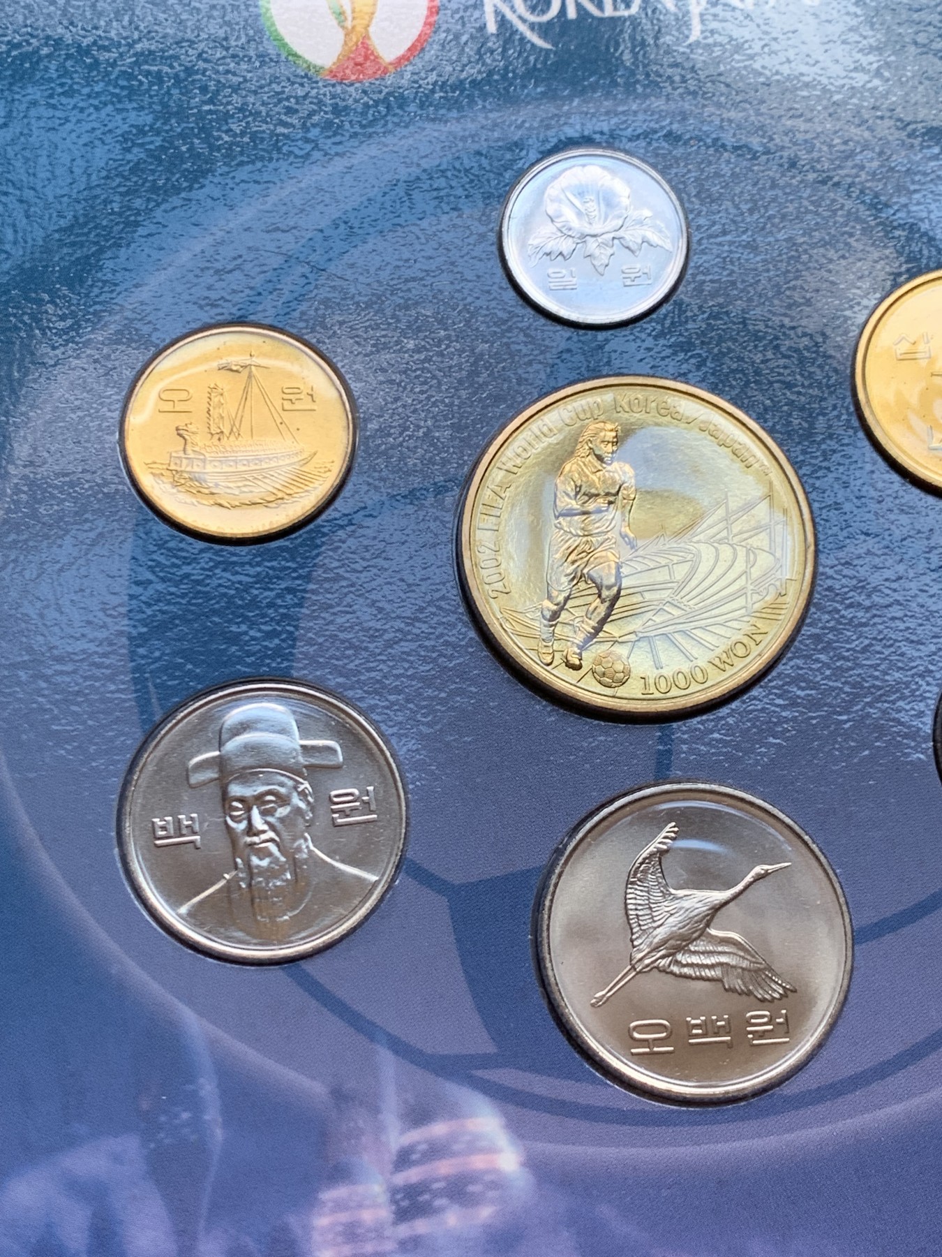 《竞宝斋》第207场-周日，周一 2场 (全场包邮) 韩国2002年7枚官方原装套币，2002世界杯主题，含纪念币，卡套完整