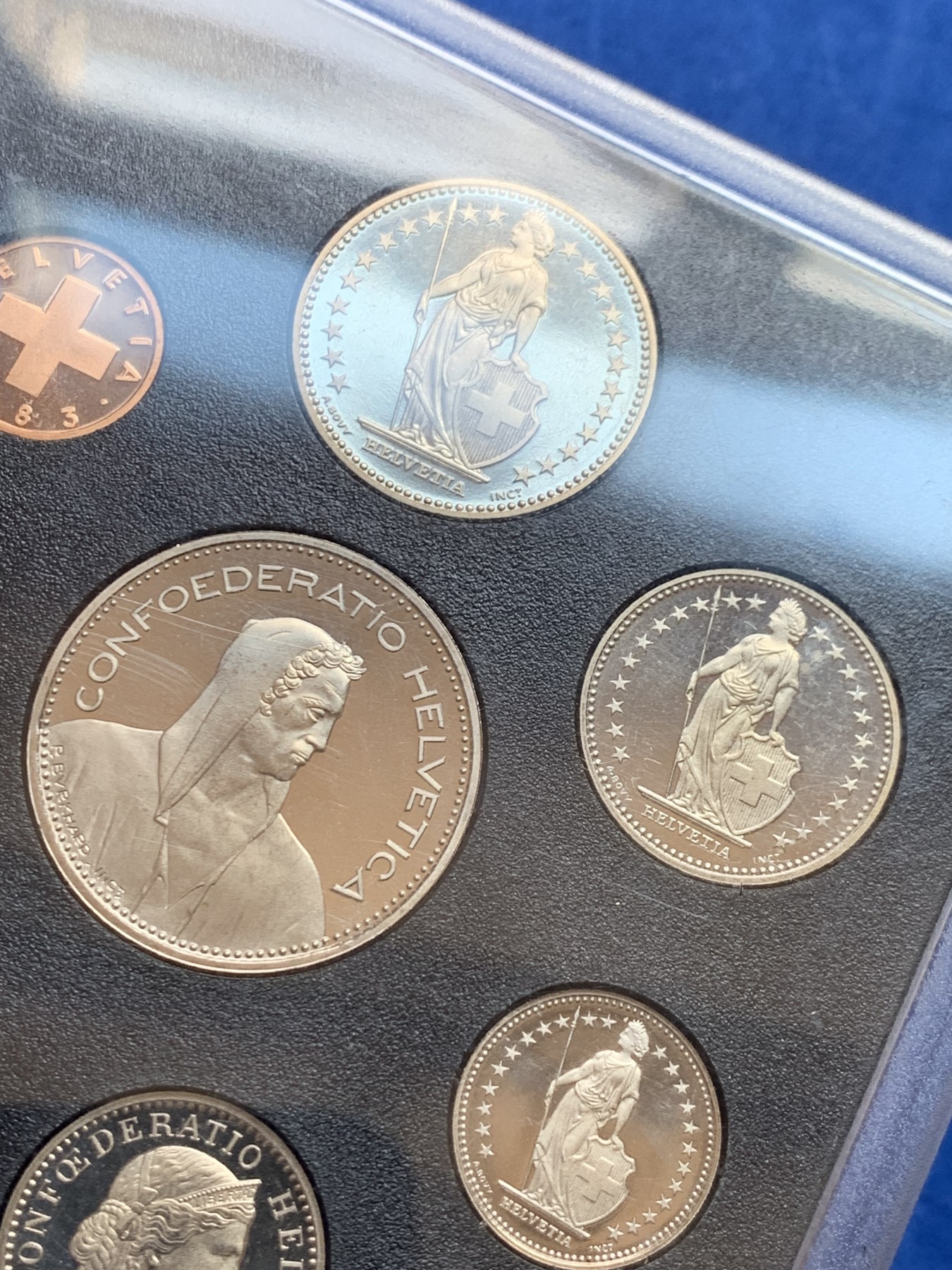 《竞宝斋》第207场-周日，周一 2场 (全场包邮) 瑞士1983年8枚套精制套币 黑色