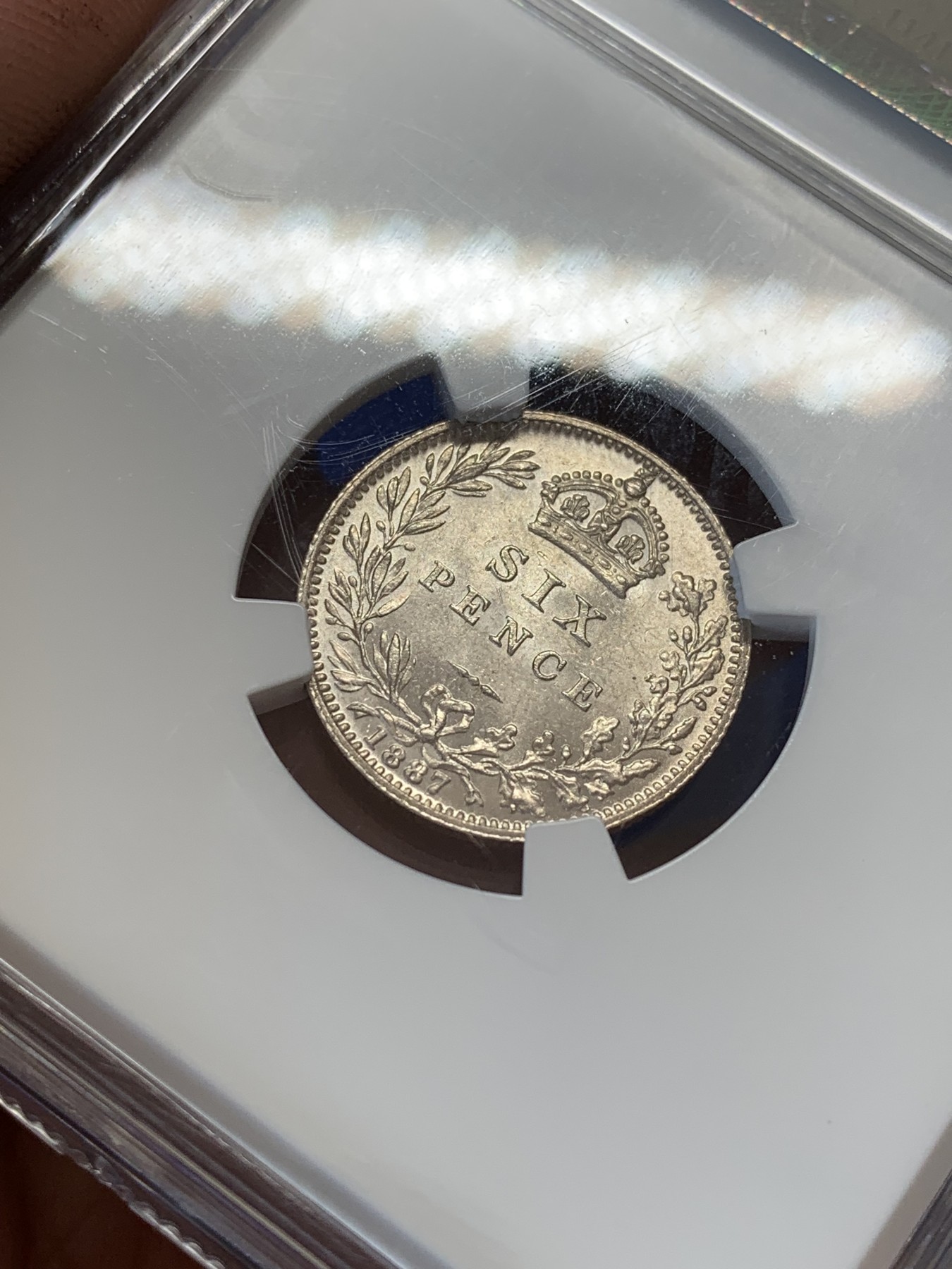 《竞宝斋》第207场-周日，周一 2场 (全场包邮) NGC-MS63 英国1887年维多利亚高冠6便士银币 数字面值版  标签处有裂纹