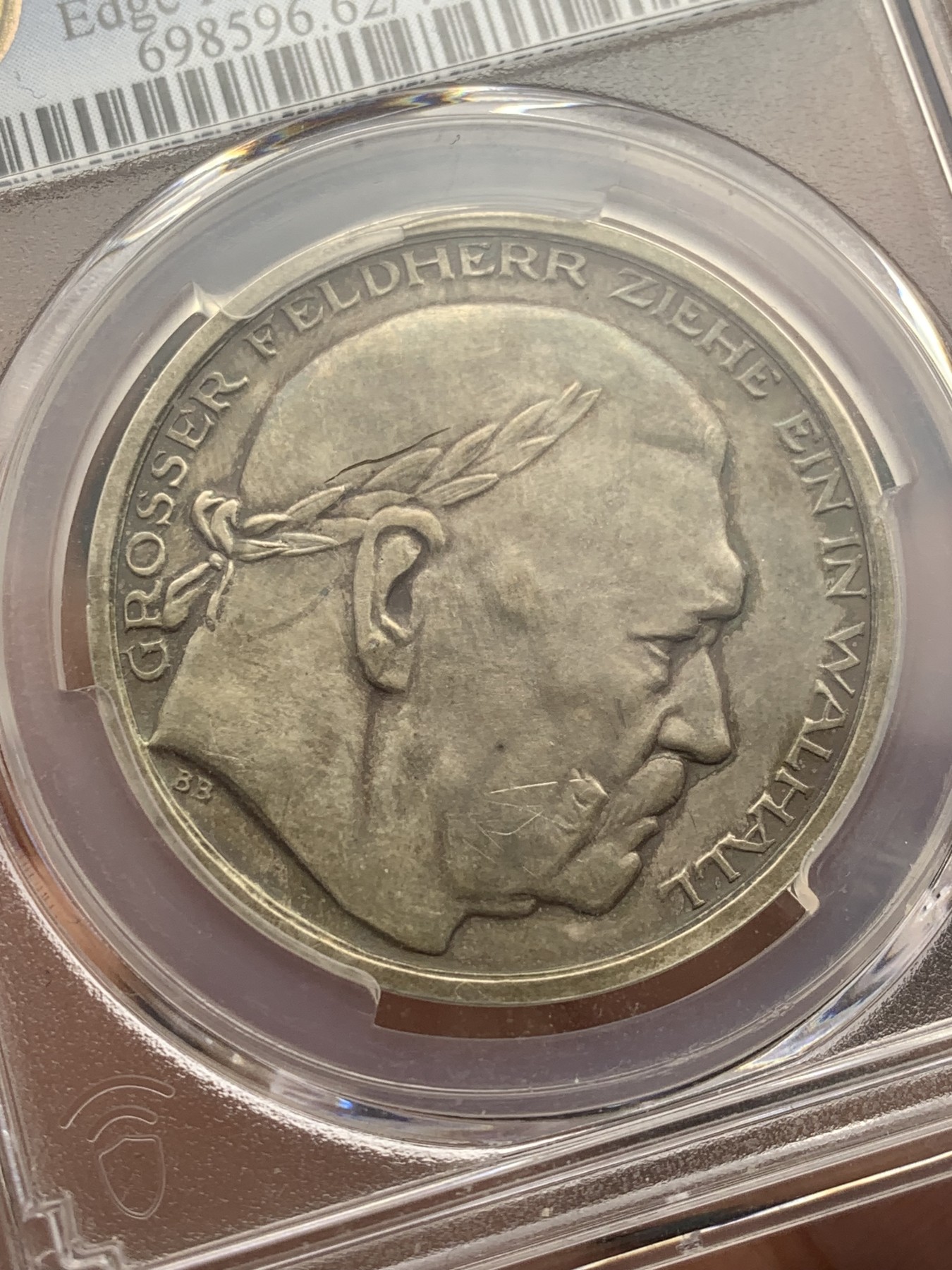 《竞宝斋》第207场-周日，周一 2场 (全场包邮) PCGS-SP62 德国1934年兴登堡交接纪念银章 炫彩包浆 带特殊标志 人物表面黑线为盒子小裂纹，多角度可见