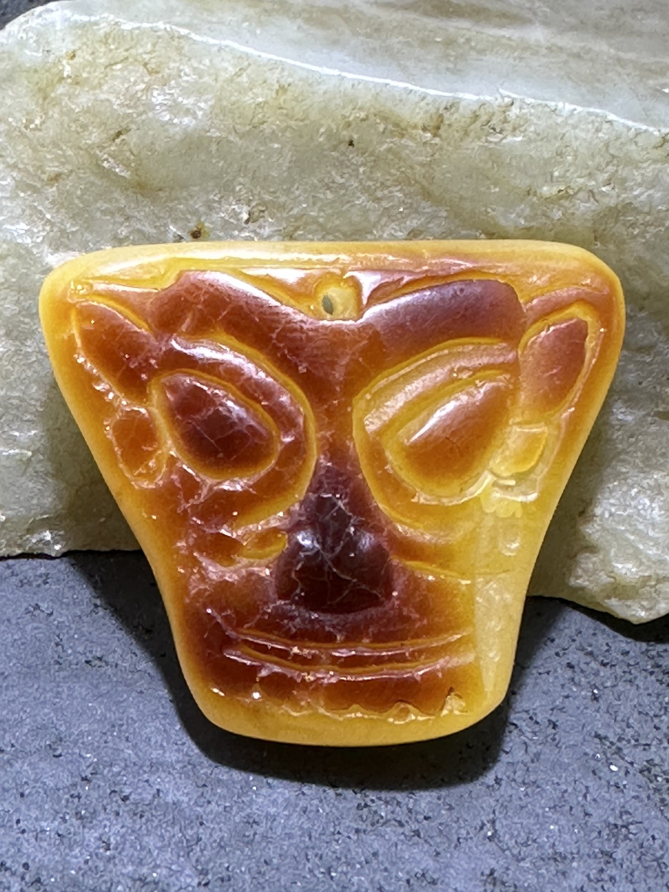 精美天然乌克兰蜜蜡原石原皮雕刻古蜀文化三星堆面具吊坠一个，