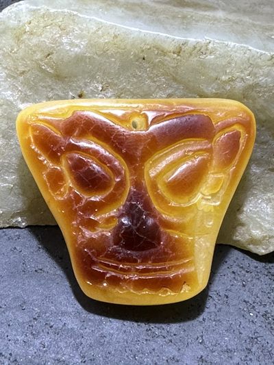 精美天然乌克兰蜜蜡原石原皮雕刻古蜀文化三星堆面具吊坠一个， - 精美天然乌克兰蜜蜡原石原皮雕刻古蜀文化三星堆面具吊坠一个，