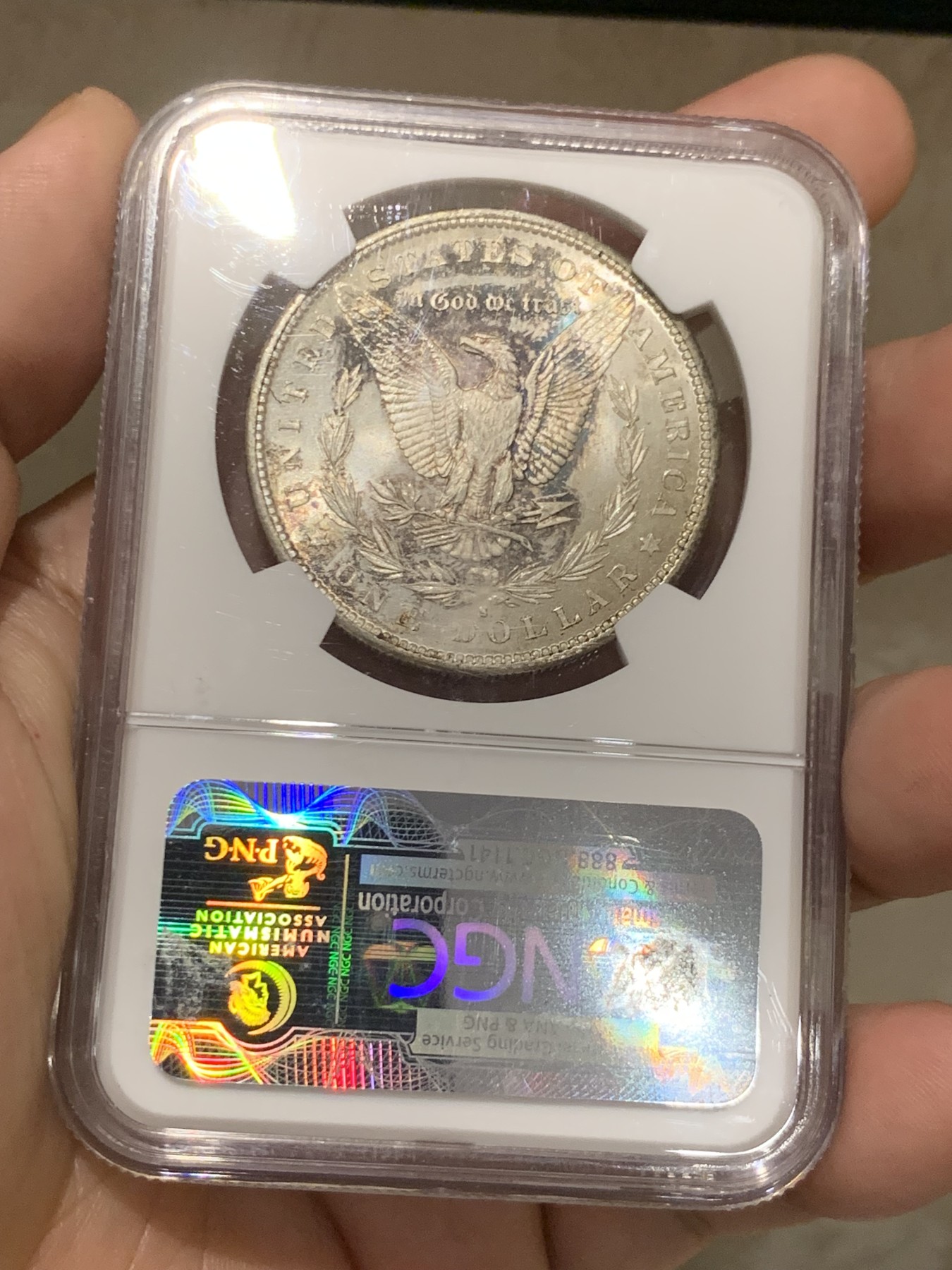 《竞宝斋》第207场-周日，周一 2场 (全场包邮) NGC MS66 美国 1879年S版 摩根1美元 大银币 淡彩十字光 状态非常好，带Stack's 收藏标签 很有意义