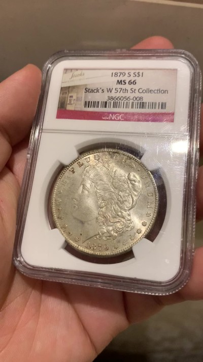 《竞宝斋》第207场-周日，周一 2场 (全场包邮) NGC MS66 美国 1879年S版 摩根1美元 大银币 淡彩十字光 状态非常好，带Stack's 收藏标签 很有意义