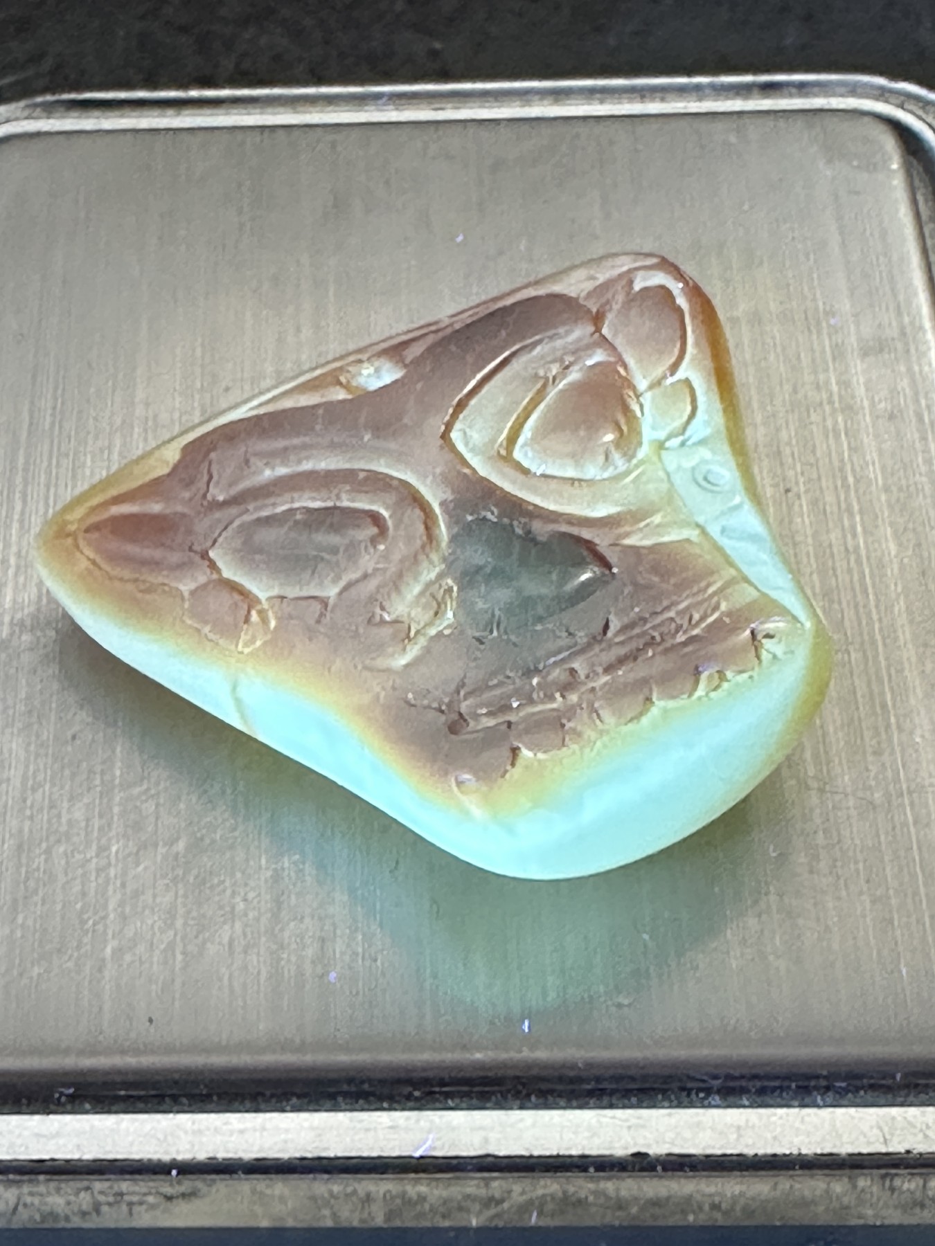 精美天然乌克兰蜜蜡原石原皮雕刻古蜀文化三星堆面具吊坠一个，