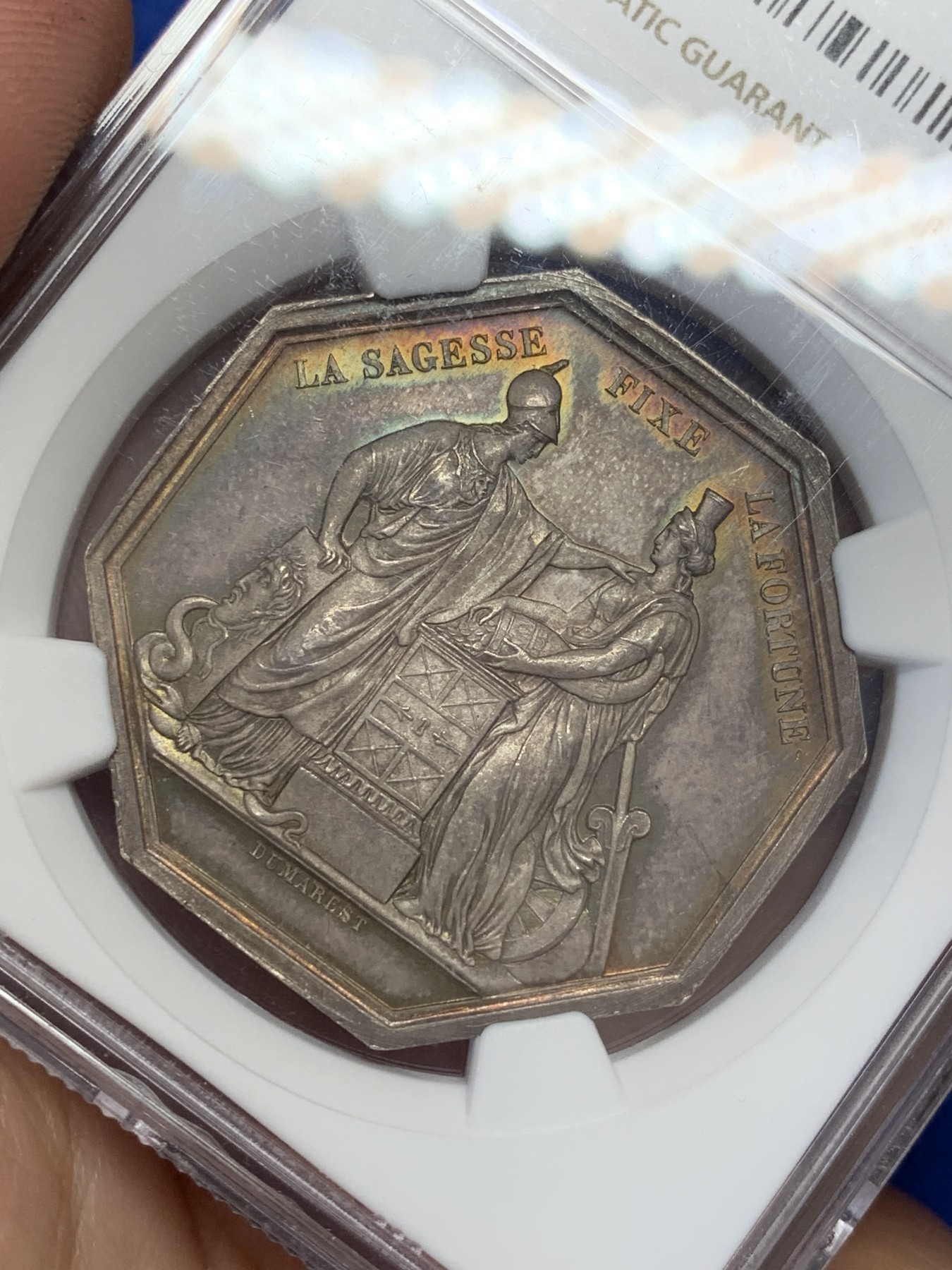 《竞宝斋》第207场-周日，周一 2场 (全场包邮) NGC-MS64 法国 1879年 法兰西银行 八角银质代币 DUMAREST作品 烟斗边铭（对应1879年铸造），金色包浆