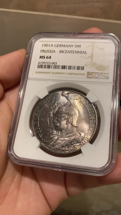 《竞宝斋》第207场-周日，周一 2场 (全场包邮) NGC-MS64 德国 普鲁士1901A 建国 5马克纪念银币 五马克人气品种卷首彩 光度好 难得
