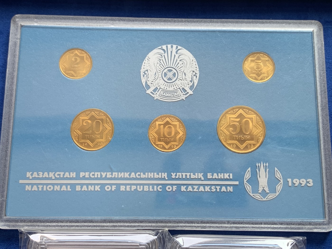 《竞宝斋》第207场-周日，周一 2场 (全场包邮) 哈萨克斯坦大礼包，1993年少见高面值爱藏评级大全套+1993年官方精美低面值大全套，unc-bu强光好品一步到位！