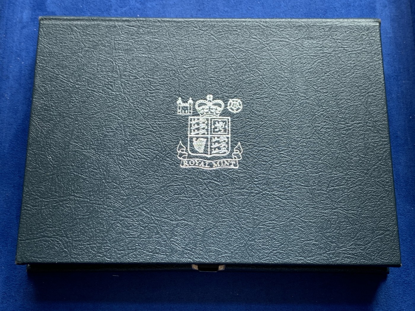 《竞宝斋》第207场-周日，周一 2场 (全场包邮) 英国1988年精制币套装 蓝盒 含独特盾牌1英磅