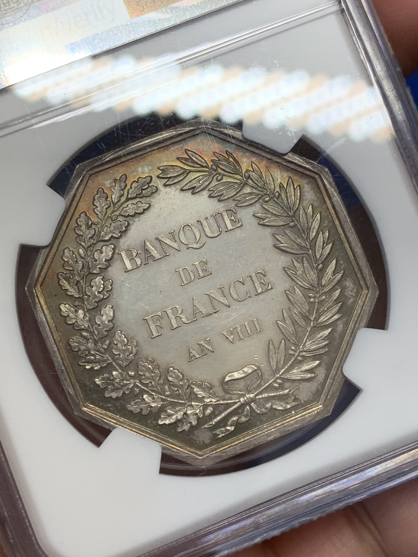 《竞宝斋》第207场-周日，周一 2场 (全场包邮) NGC-MS64 法国 1879年 法兰西银行 八角银质代币 DUMAREST作品 烟斗边铭（对应1879年铸造），金色包浆