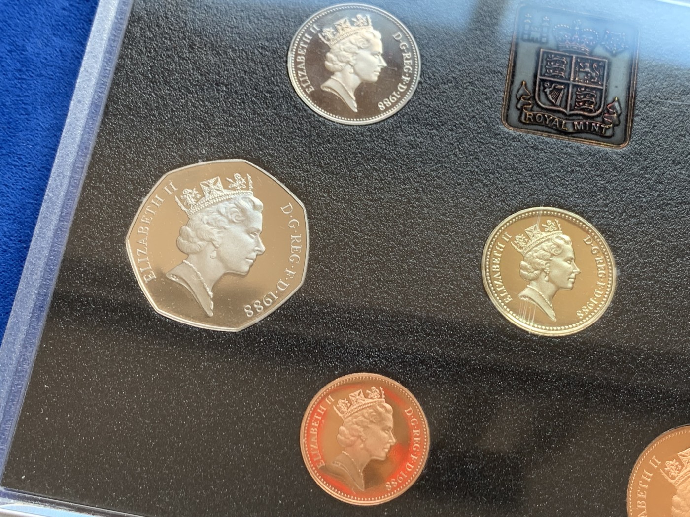 《竞宝斋》第207场-周日，周一 2场 (全场包邮) 英国1988年精制币套装 蓝盒 含独特盾牌1英磅