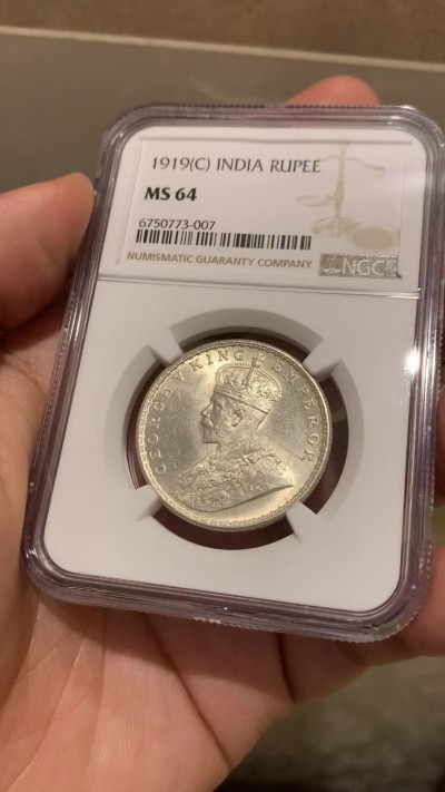 《竞宝斋》第207场-周日，周一 2场 (全场包邮) NGC-MS64 英属印度1919年C版乔五1卢比银币 高分稀少