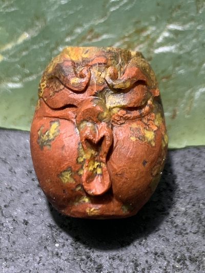 精美亚光草花纹战国红玛瑙手工雕刻怒目表情如意桶珠一个！ - 精美亚光草花纹战国红玛瑙手工雕刻怒目表情如意桶珠一个！