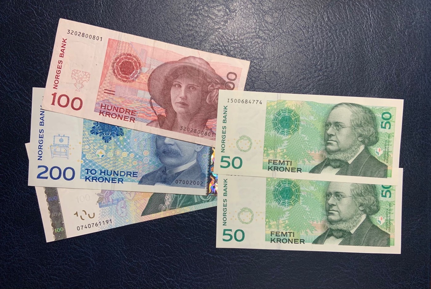 收藏联盟Quantum Auction 第297期拍卖  挪威1995-2011年50-200克朗和瑞典2007年100克朗 非全新 品相如图(挪威两张50克朗为UNC )