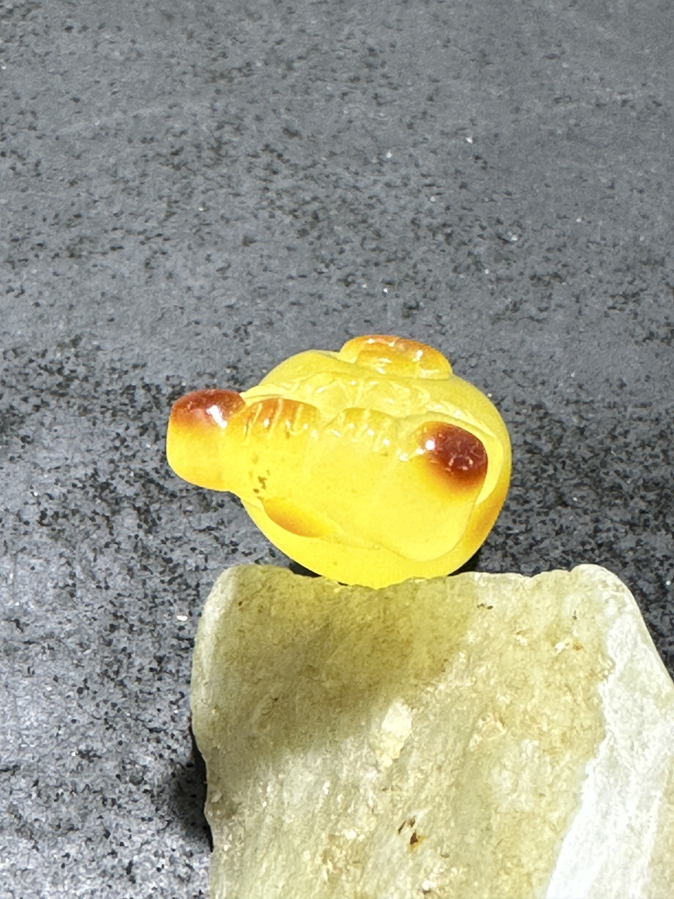 精美天然乌克兰蜜蜡原石雕刻小仓鼠吊坠一个，