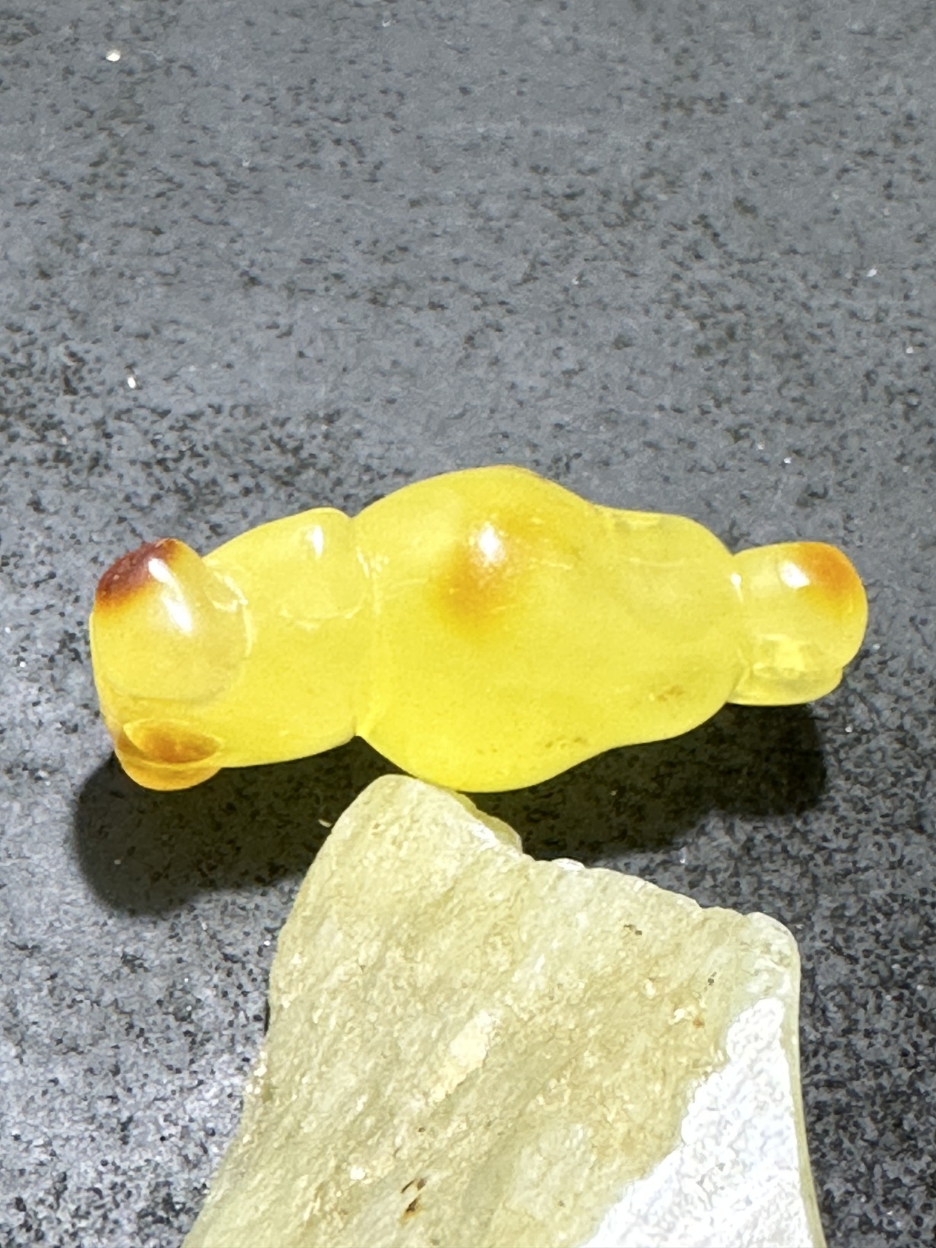 精美天然乌克兰蜜蜡原石雕刻小仓鼠吊坠一个，
