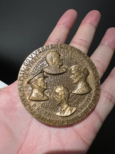 经典名章。二战盟军瓜分德国 朱可夫艾森豪威尔蒙哥马利柯尼希大铜章。68mm，164.55g。 - 经典名章。二战盟军瓜分德国 朱可夫艾森豪威尔蒙哥马利柯尼希大铜章。68mm，164.55g。