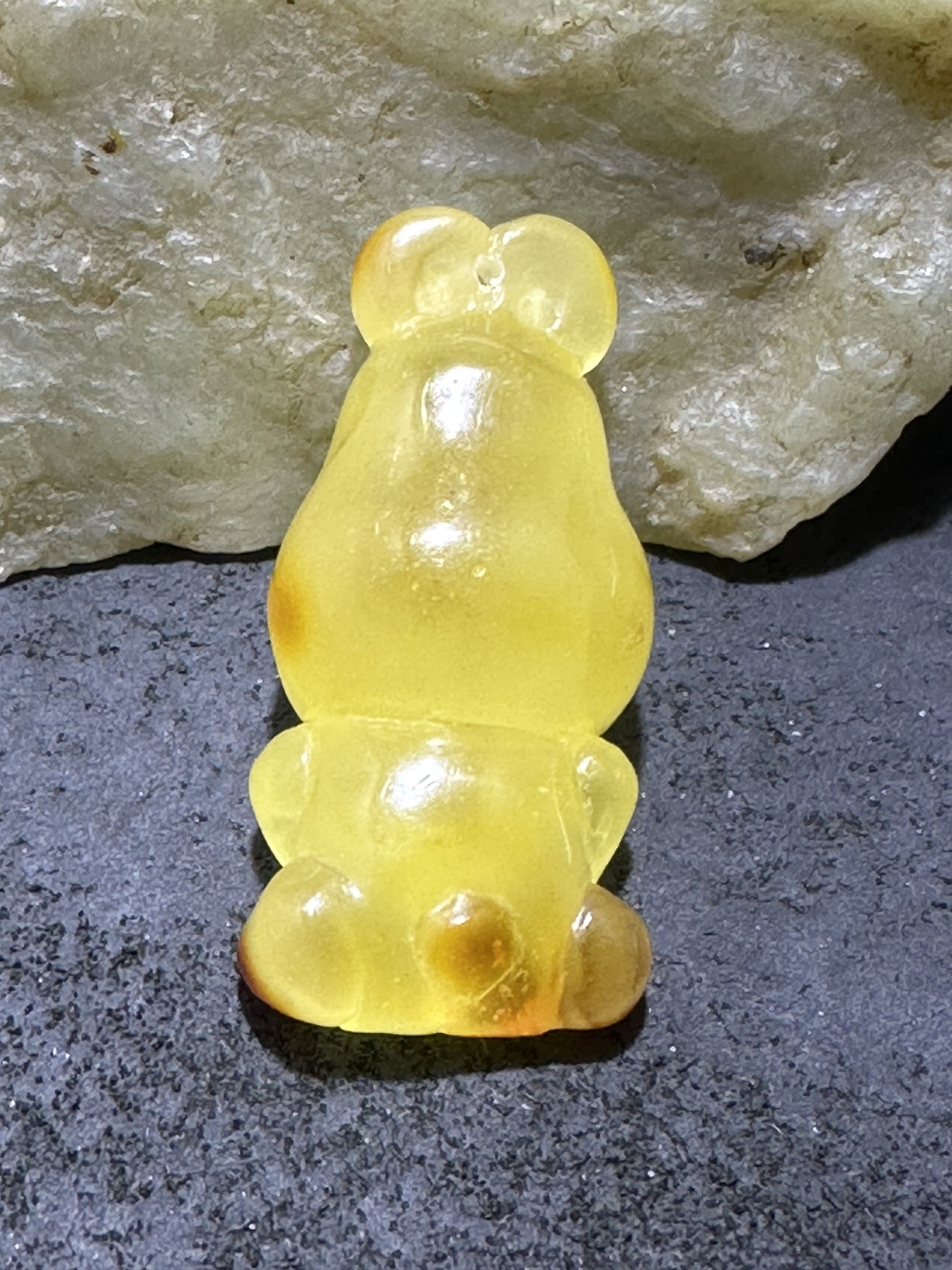 精美天然乌克兰蜜蜡原石雕刻小仓鼠吊坠一个，