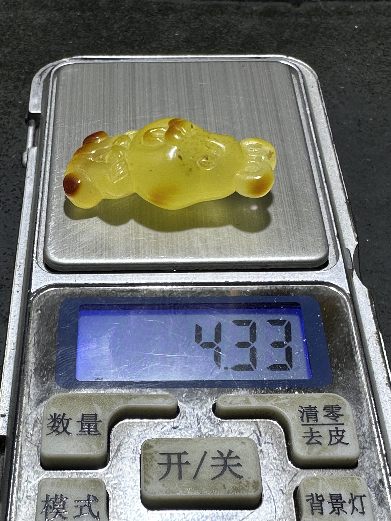 精美天然乌克兰蜜蜡原石雕刻小仓鼠吊坠一个，