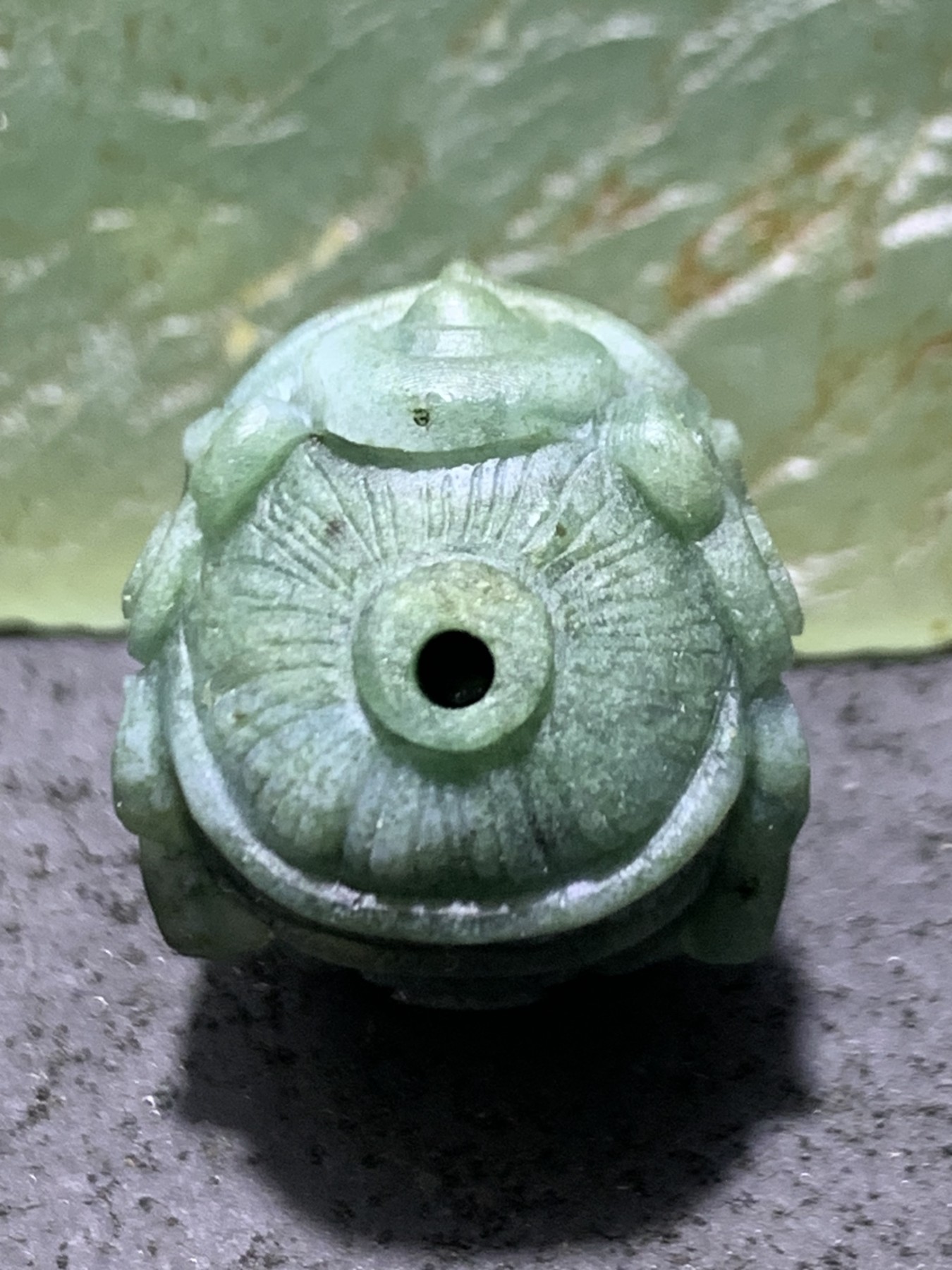精美戈壁绿碧玉手工雕刻大黑天黄财神珠子（吊坠)一个！