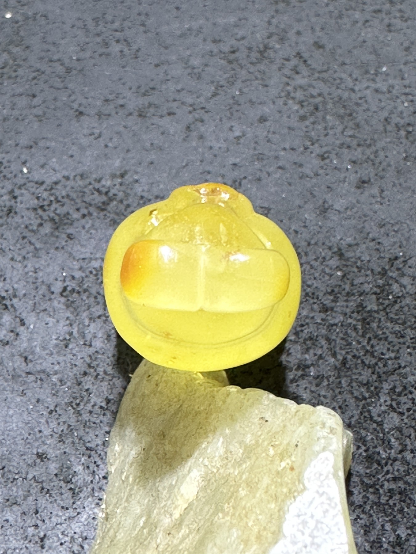 精美天然乌克兰蜜蜡原石雕刻小仓鼠吊坠一个，