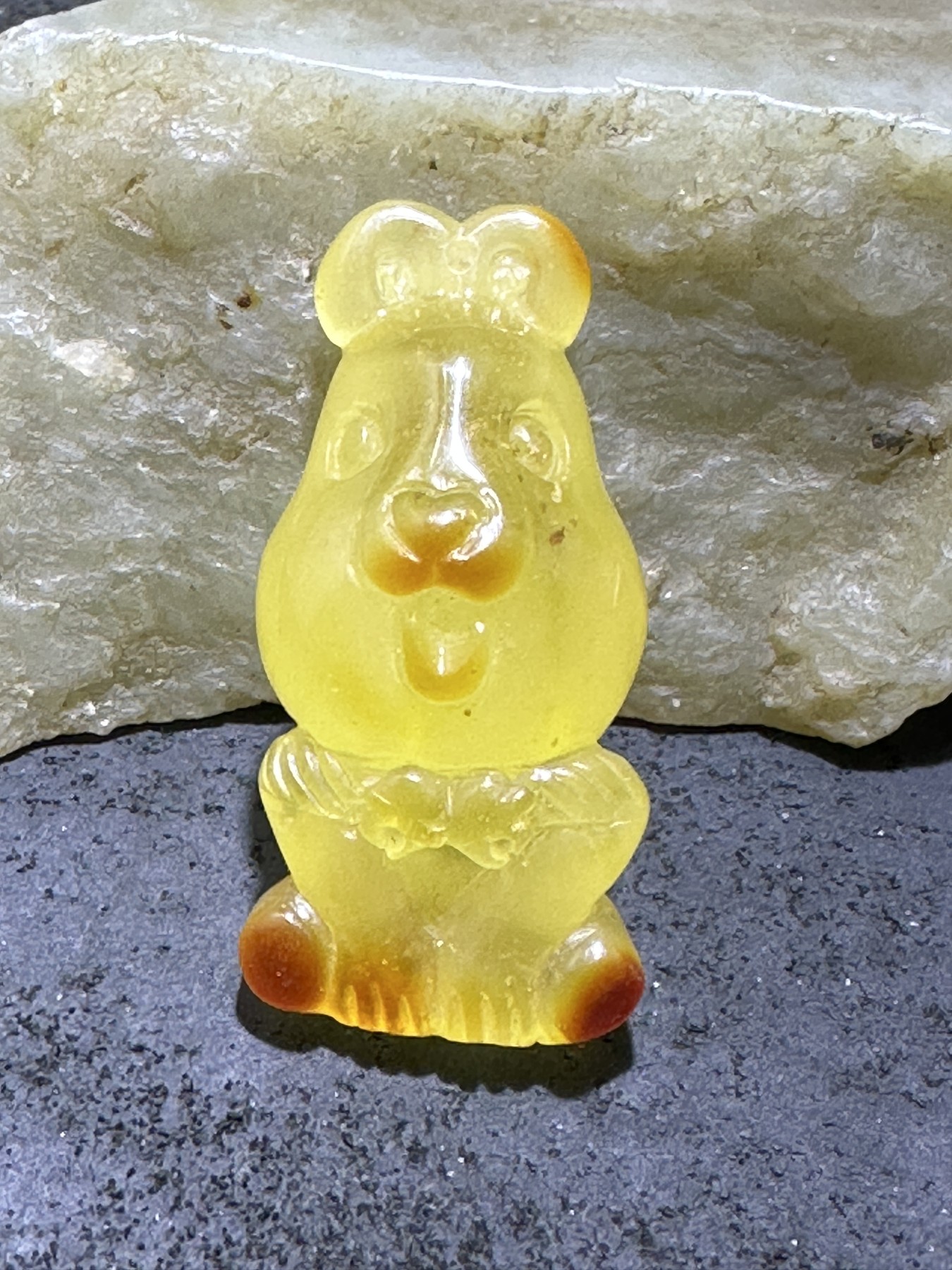 精美天然乌克兰蜜蜡原石雕刻小仓鼠吊坠一个，
