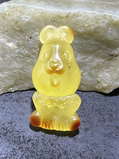 精美天然乌克兰蜜蜡原石雕刻小仓鼠吊坠一个， - 精美天然乌克兰蜜蜡原石雕刻小仓鼠吊坠一个，