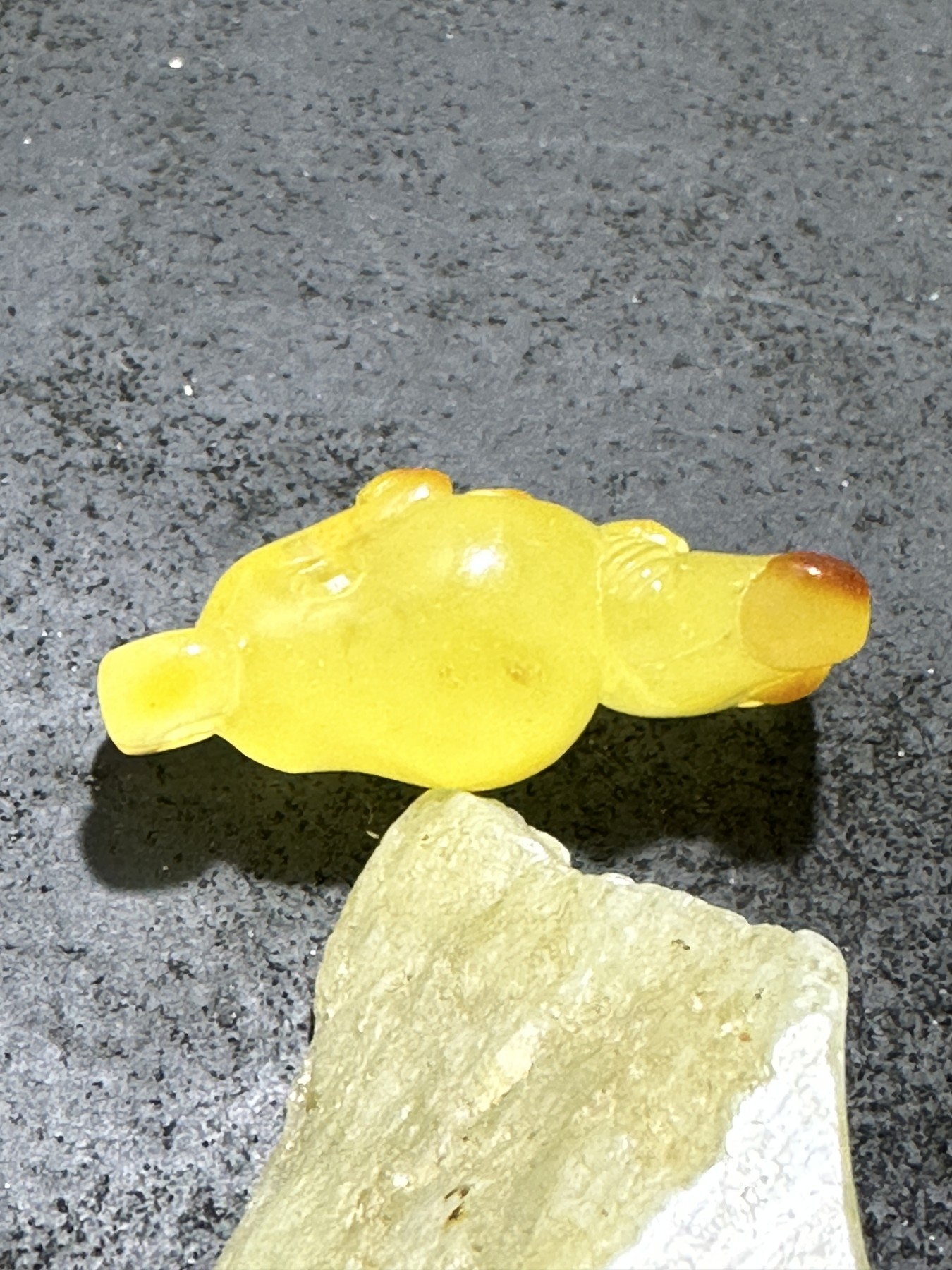 精美天然乌克兰蜜蜡原石雕刻小仓鼠吊坠一个，