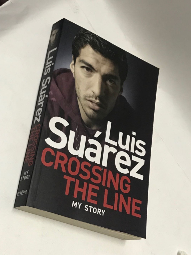 零元拍：龅牙苏 路易斯.苏亚雷斯亲笔签名自传《Crossing the line》