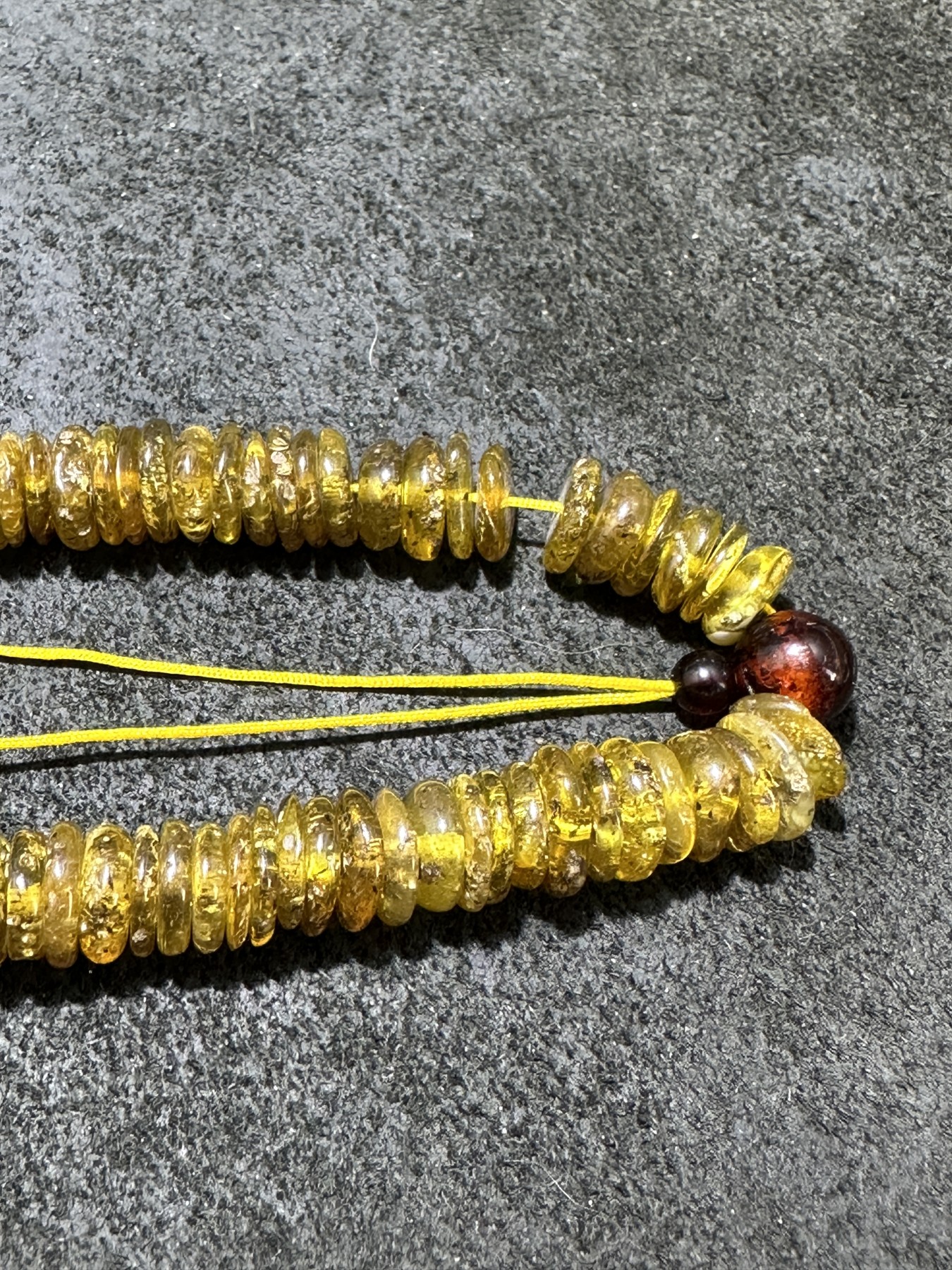 药珀随形隔片手持一条，
