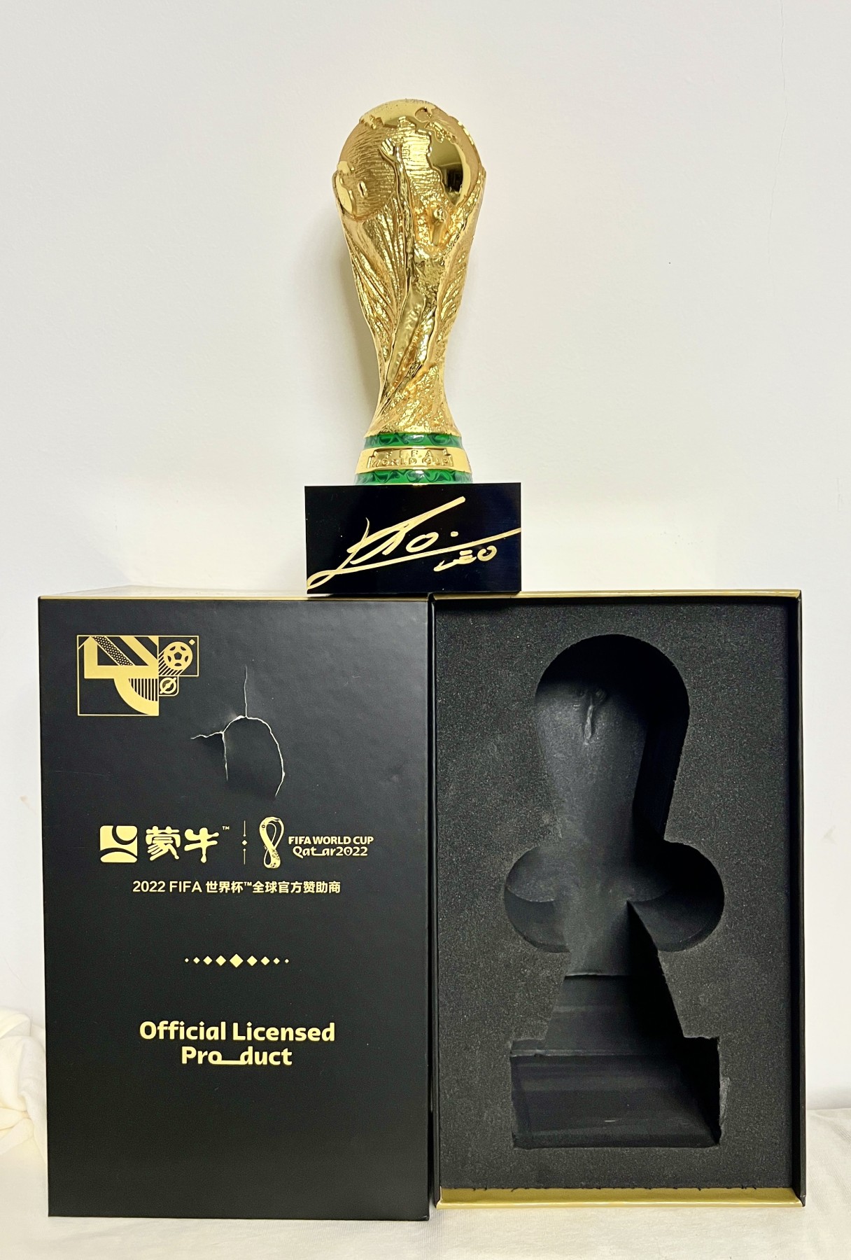 零元拍：蒙牛全球首席形象大使莱昂内尔-梅西签名蒙牛赞助商版FIFA官方收藏大力神杯