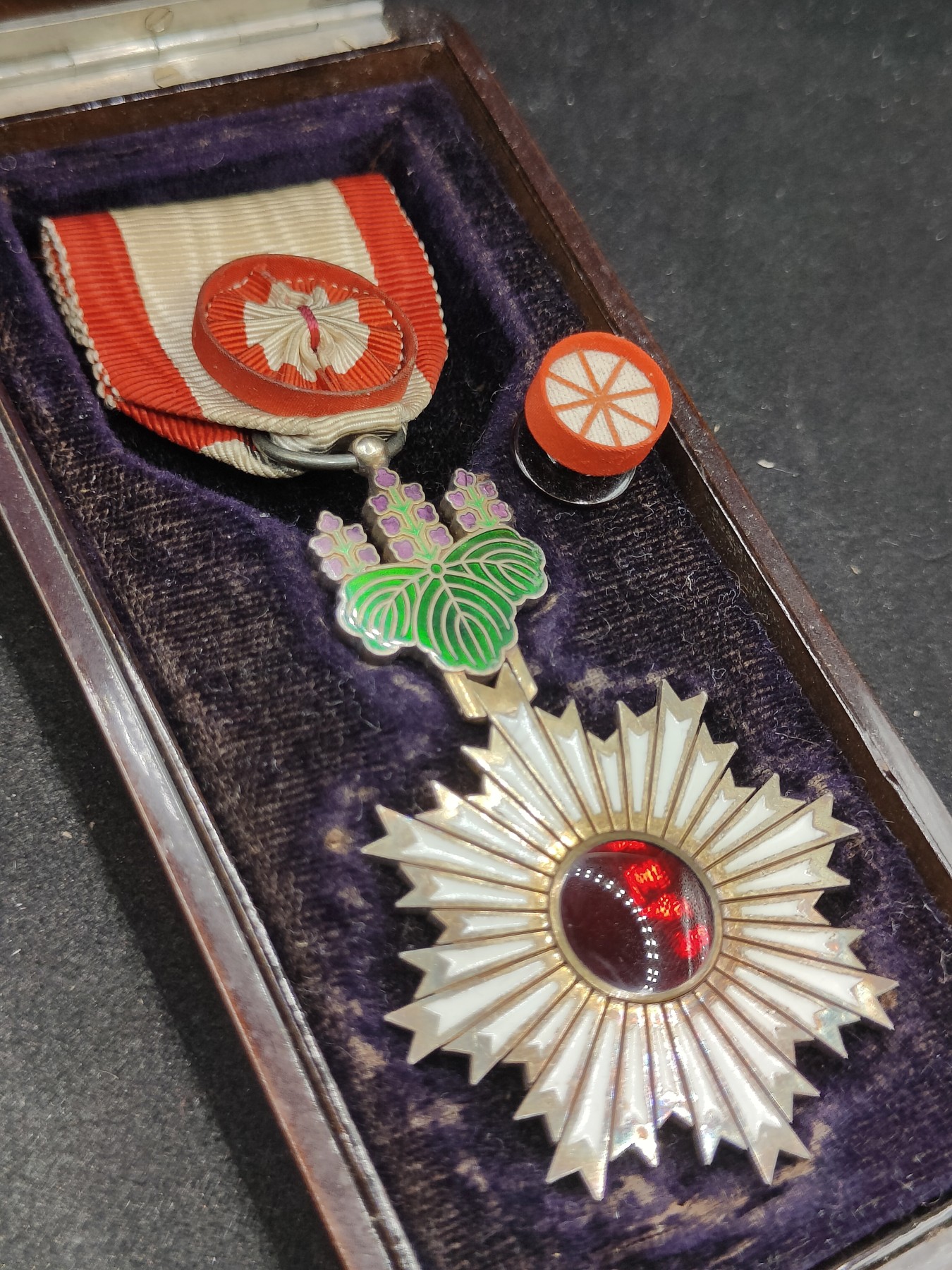 全场0元起拍 第101期 咸鱼国勋章拍卖专场 10月22日（周日）下午6：00开始 明治时期 白色内缩珐琅 日本四等旭日章 银制带略