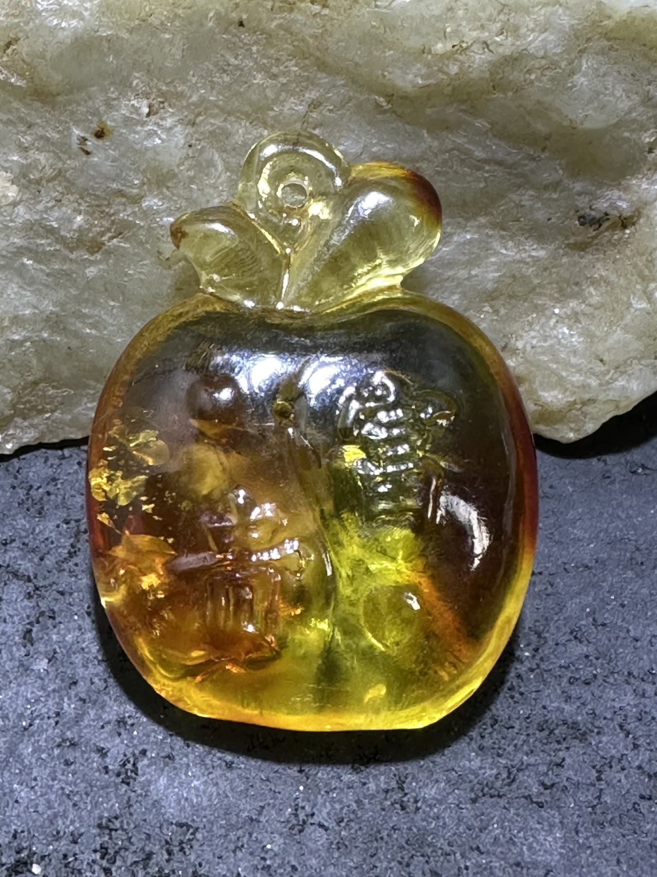 精美天然乌克兰蜜蜡原石雕刻富贵平安苹果吊坠一个，