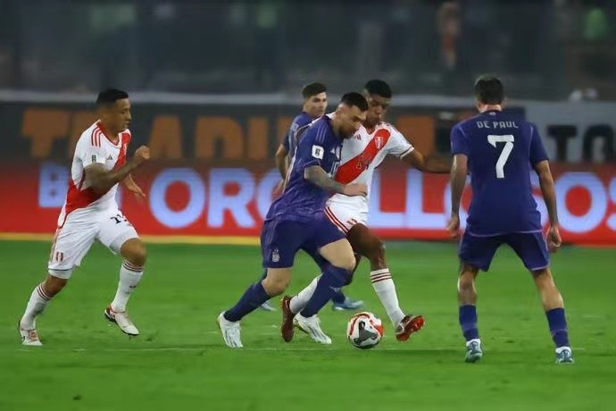零元拍：蒙牛全球首席形象大使莱昂内尔-梅西签名蒙牛赞助商版FIFA官方收藏大力神杯