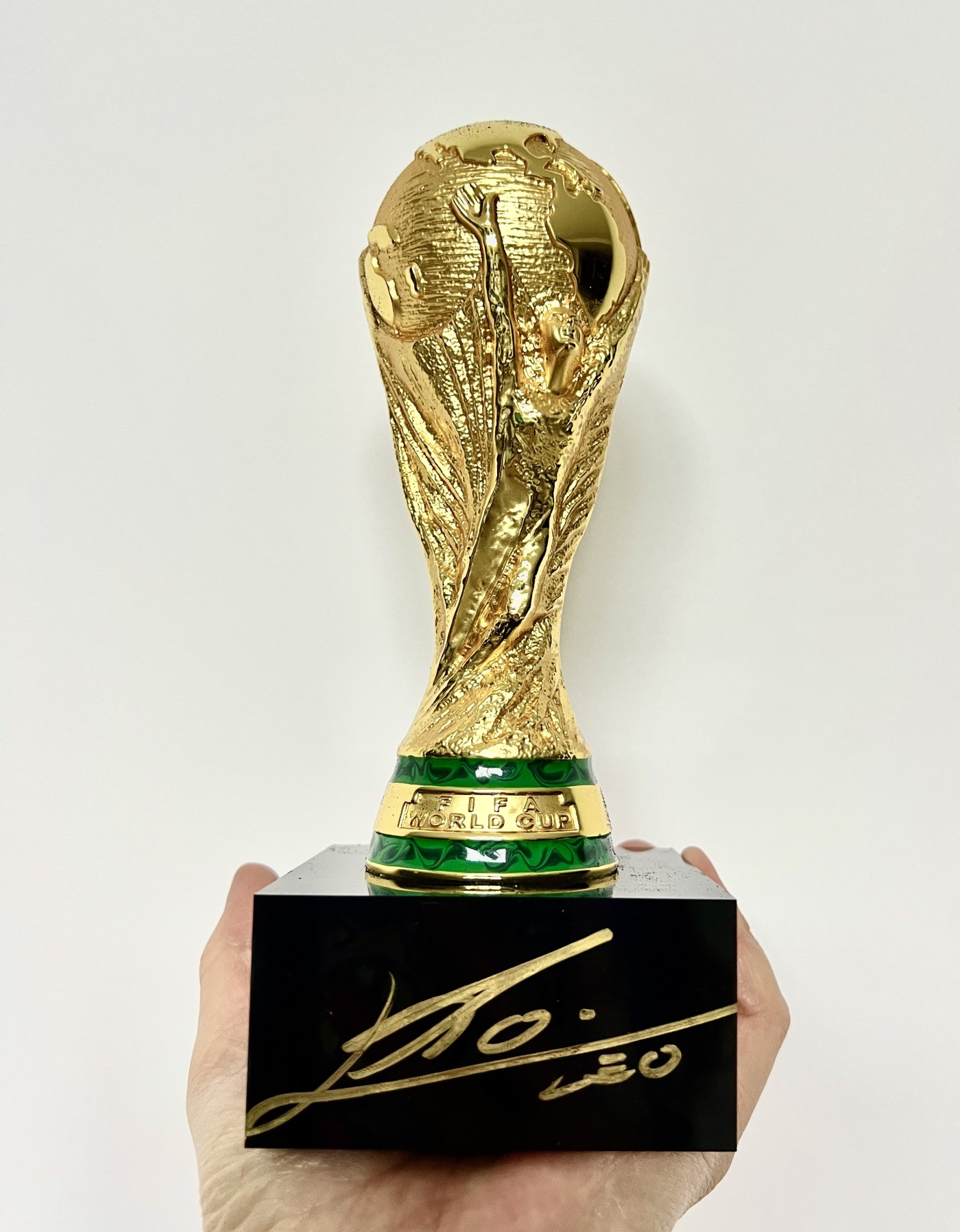 零元拍：蒙牛全球首席形象大使莱昂内尔-梅西签名蒙牛赞助商版FIFA官方收藏大力神杯