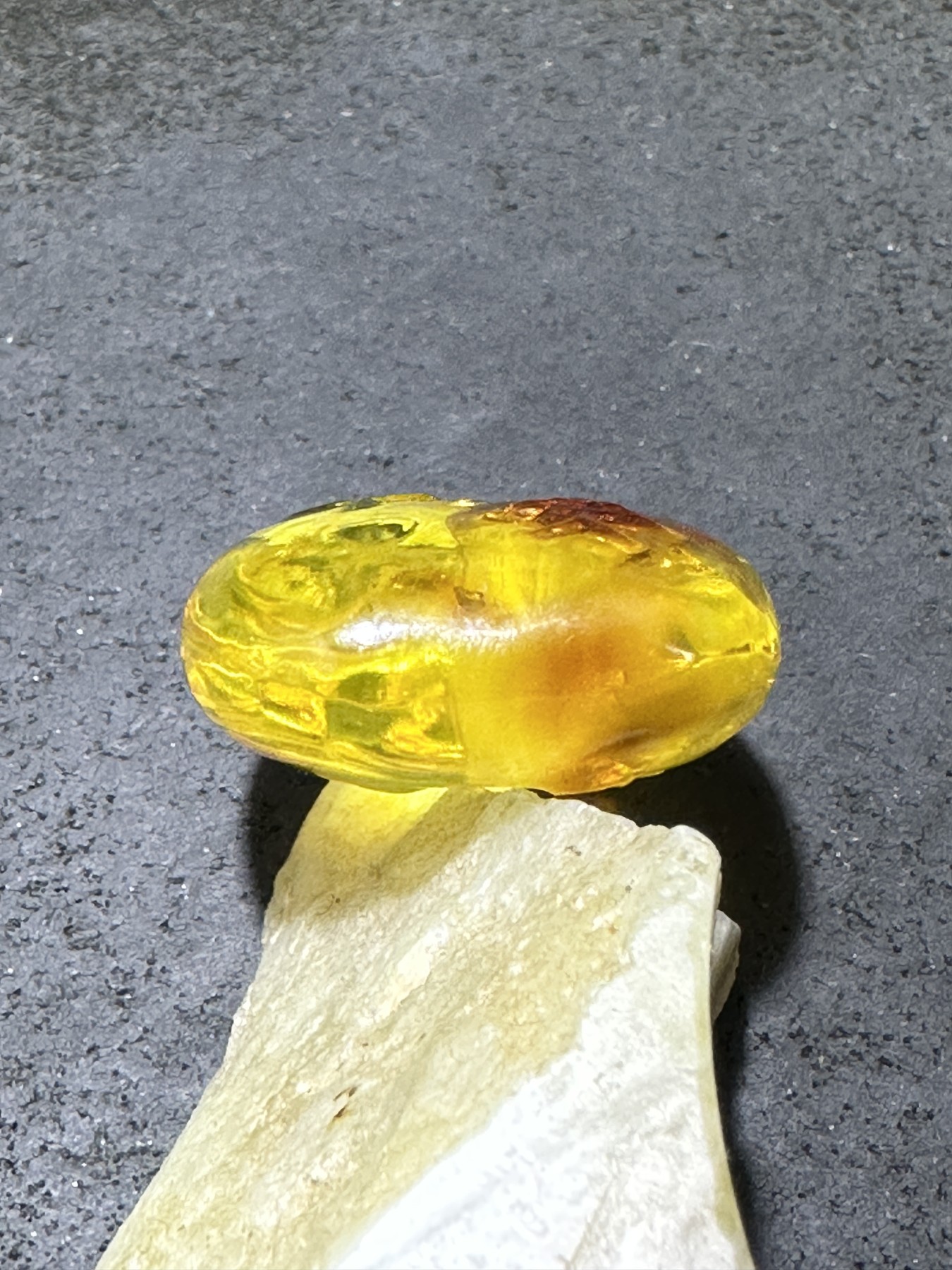 精美天然乌克兰蜜蜡原石雕刻富贵平安苹果吊坠一个，
