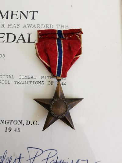 盛世勋华——号角文化勋章邮票专场拍卖第145期 - 美国铜星勋章 二战时期实发 带证书 带有战争部副部长罗伯特·帕特森签名