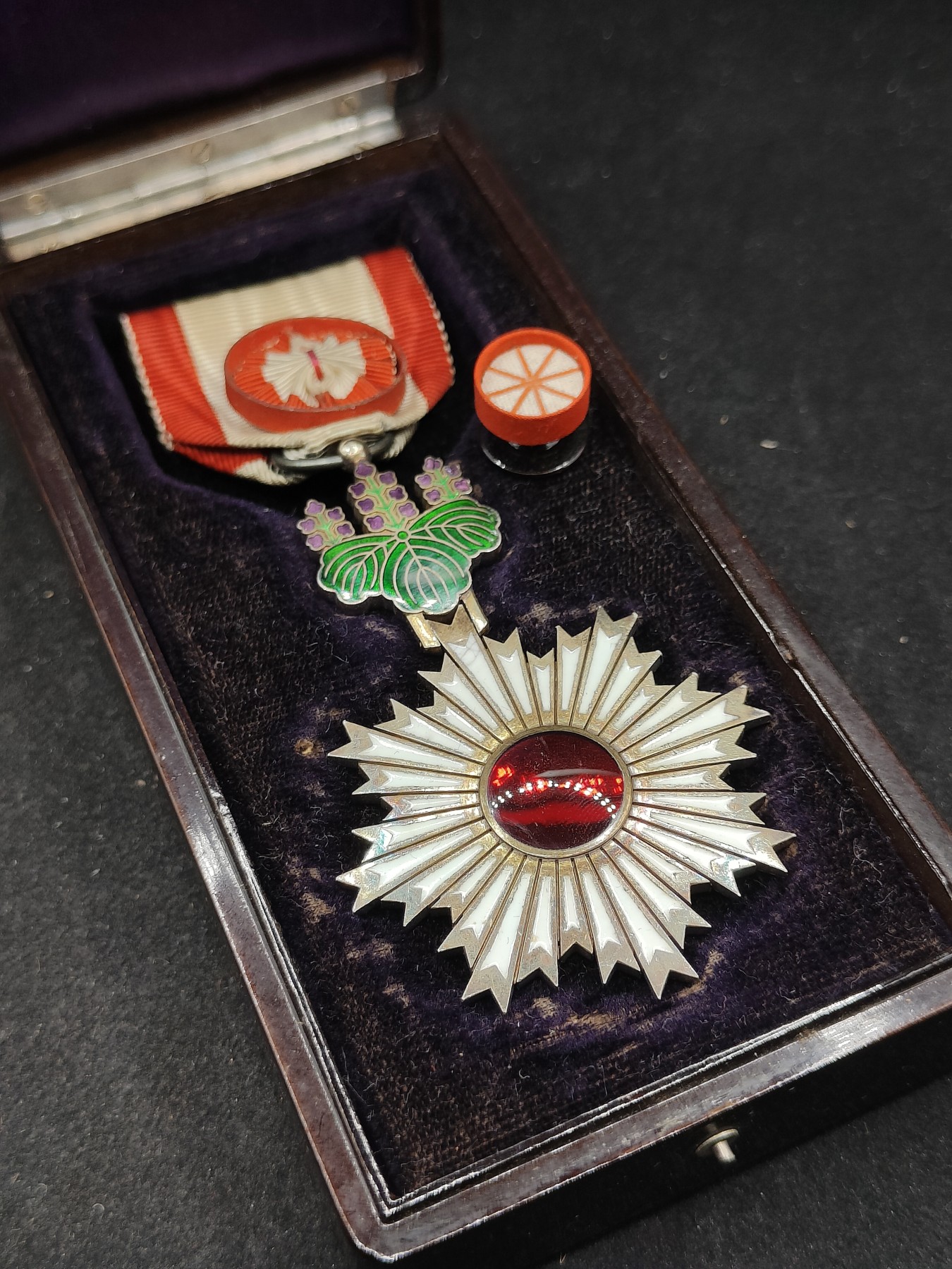 全场0元起拍 第101期 咸鱼国勋章拍卖专场 10月22日（周日）下午6：00开始 明治时期 白色内缩珐琅 日本四等旭日章 银制带略