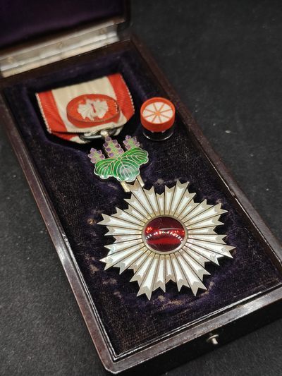 全场0元起拍 第101期 咸鱼国勋章拍卖专场 10月22日（周日）下午6：00开始 - 明治时期 白色内缩珐琅 日本四等旭日章 银制带略