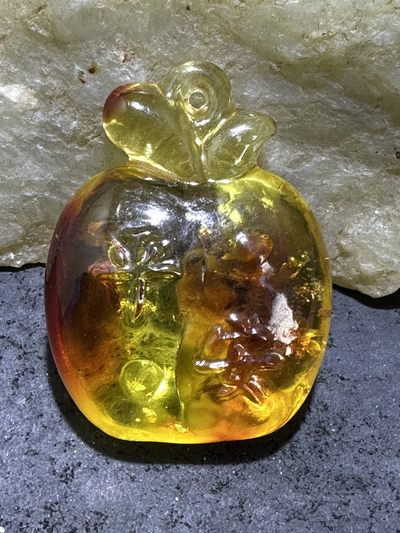 精美天然乌克兰蜜蜡原石雕刻富贵平安苹果吊坠一个， - 精美天然乌克兰蜜蜡原石雕刻富贵平安苹果吊坠一个，