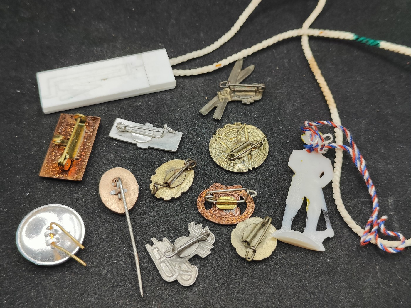 全场0元起拍 第101期 咸鱼国勋章拍卖专场 10月22日（周日）下午6：00开始 东德徽章一组 12个