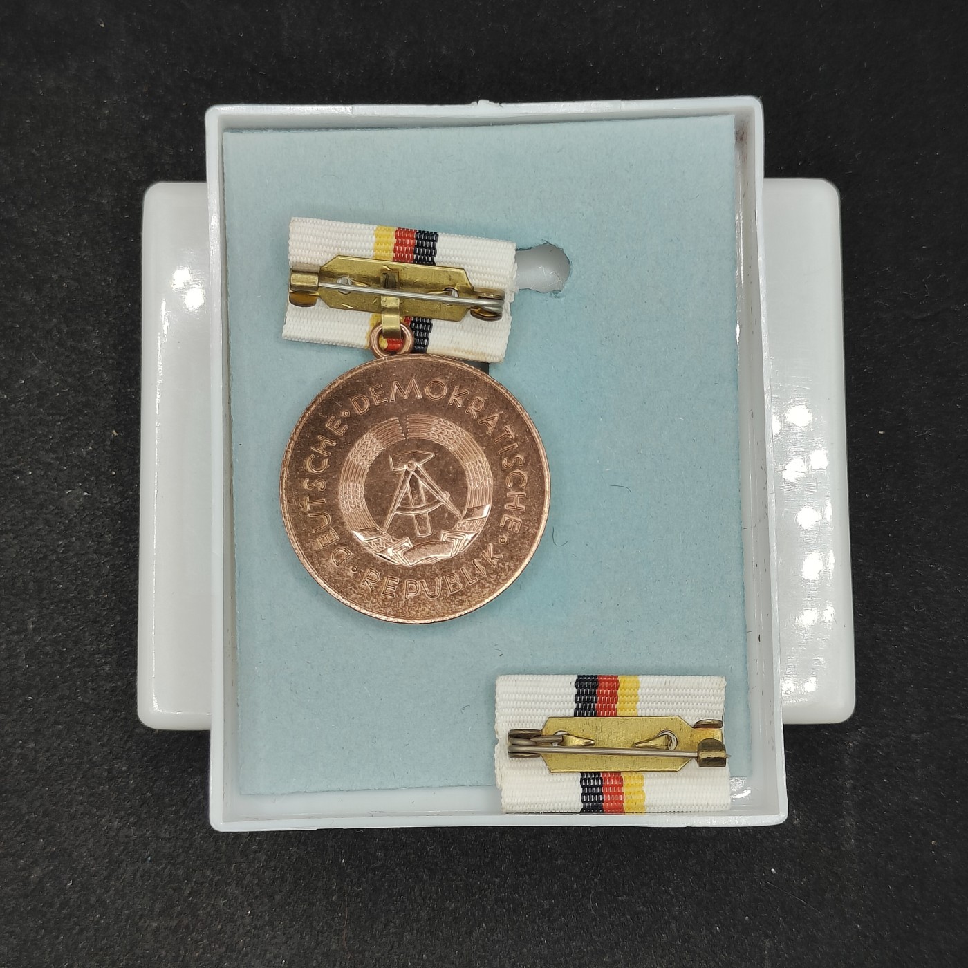 全场0元起拍 第101期 咸鱼国勋章拍卖专场 10月22日（周日）下午6：00开始 东德西奧多·紐鮑爾博士教育奖章