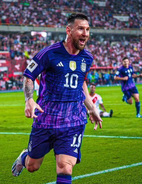 零元拍：蒙牛全球首席形象大使莱昂内尔-梅西签名蒙牛赞助商版FIFA官方收藏大力神杯