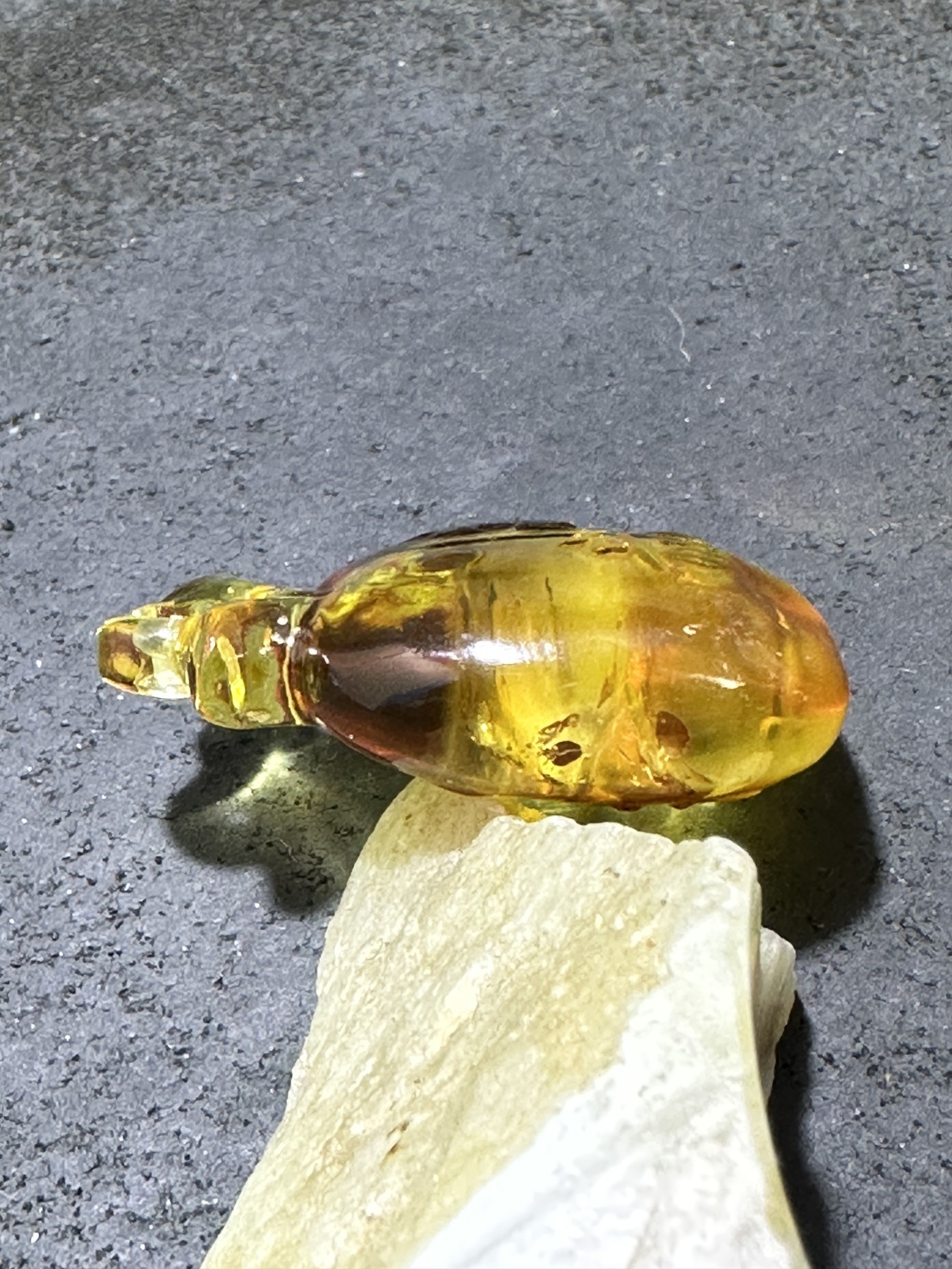 精美天然乌克兰蜜蜡原石雕刻富贵平安苹果吊坠一个，
